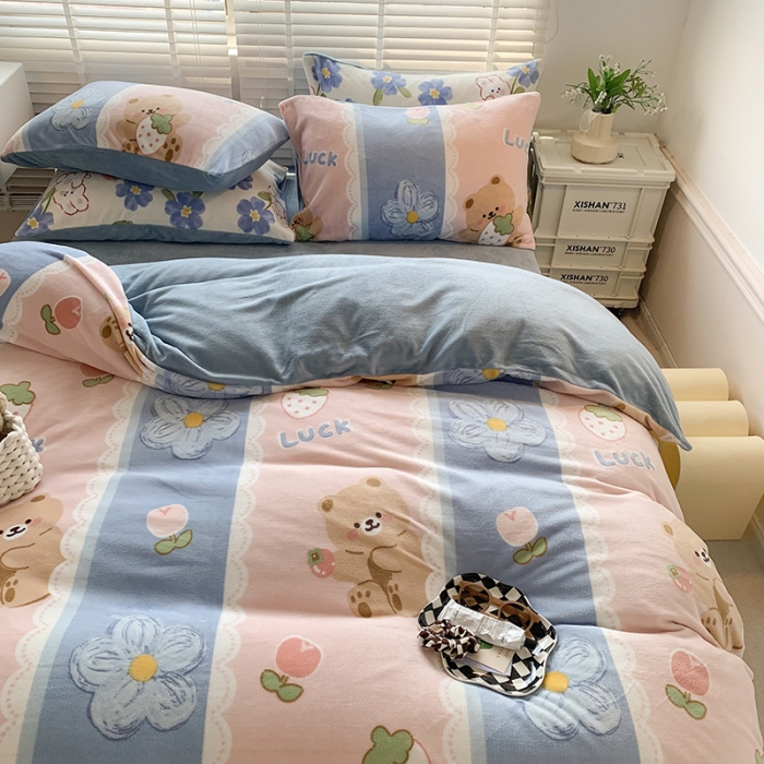 91家纺网 家纺一手货源 找家纺 澳萝拉 2022新款牛奶绒印花四件套 梦幻草莓熊