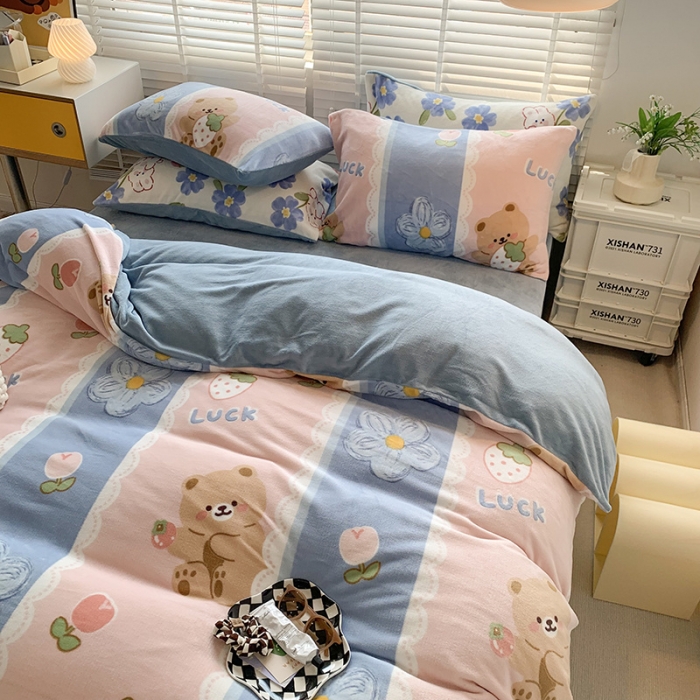 91家纺网 家纺一手货源 找家纺 澳萝拉 2022新款牛奶绒印花四件套 梦幻草莓熊