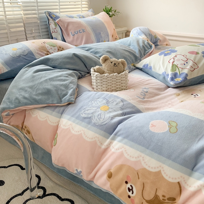 91家纺网 家纺一手货源 找家纺 澳萝拉 2022新款牛奶绒印花四件套 梦幻草莓熊