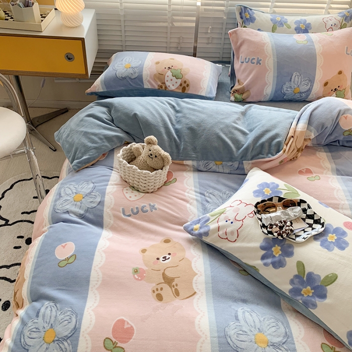 91家纺网 家纺一手货源 找家纺 澳萝拉 2022新款牛奶绒印花四件套 梦幻草莓熊