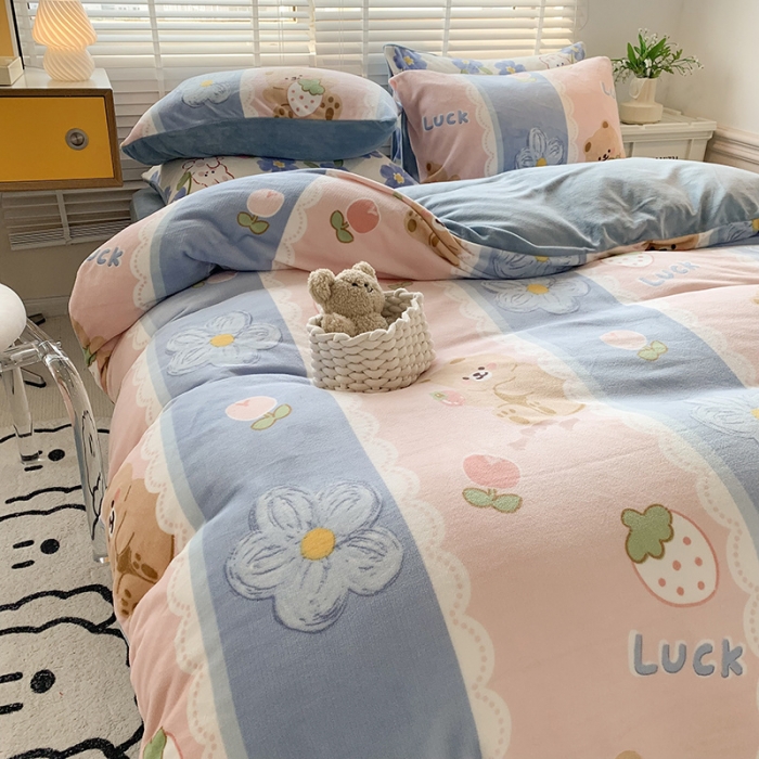 91家纺网 家纺一手货源 找家纺 澳萝拉 2022新款牛奶绒印花四件套 梦幻草莓熊