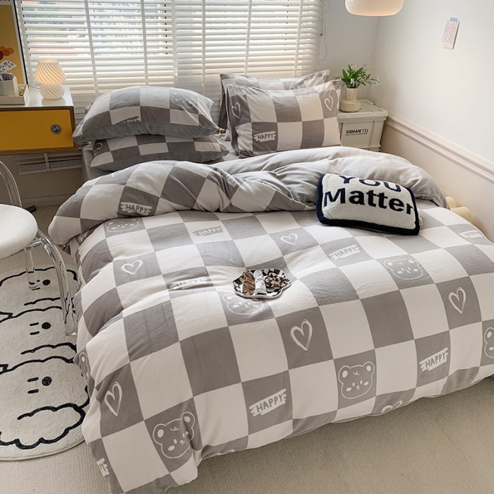 91家纺网 家纺一手货源 找家纺 澳萝拉 2022新款牛奶绒印花四件套 棋盘格熊