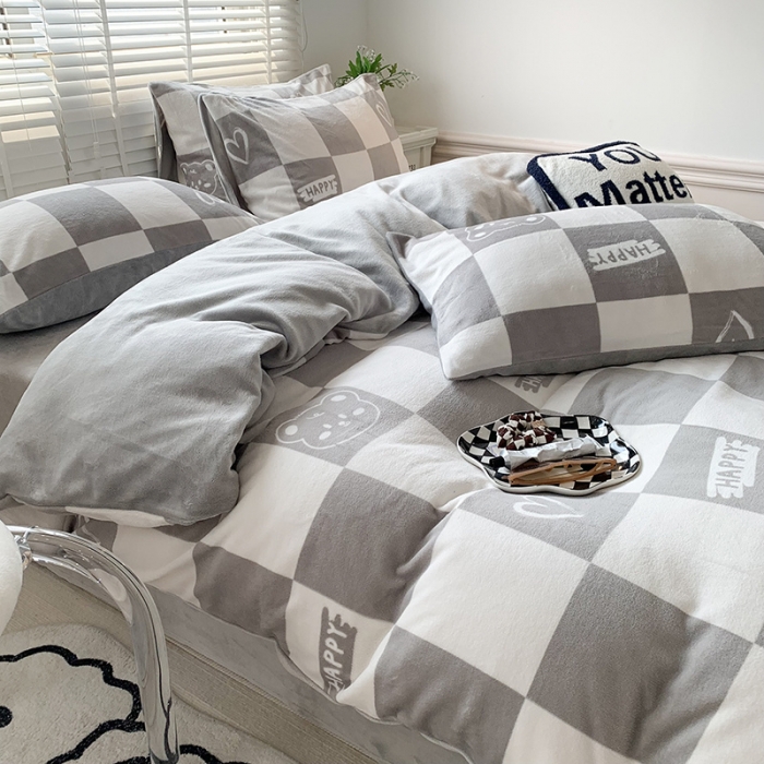 91家纺网 家纺一手货源 找家纺 澳萝拉 2022新款牛奶绒印花四件套 棋盘格熊