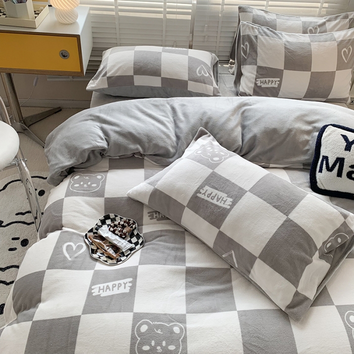 91家纺网 家纺一手货源 找家纺 澳萝拉 2022新款牛奶绒印花四件套 棋盘格熊