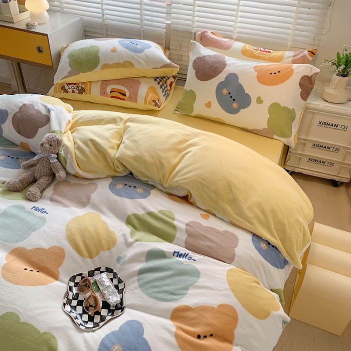 91家纺网 家纺一手货源 找家纺 澳萝拉 2022新款牛奶绒印花四件套 软萌熊