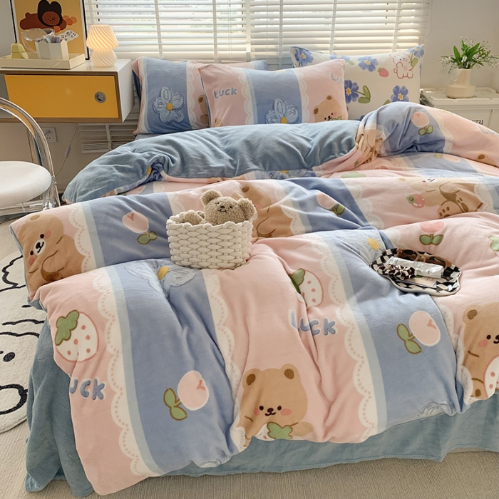 91家纺网 家纺一手货源 找家纺 澳萝拉 2022新款牛奶绒印花四件套 梦幻草莓熊