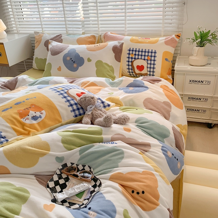 91家纺网 家纺一手货源 找家纺 澳萝拉 2022新款牛奶绒印花四件套 软萌熊