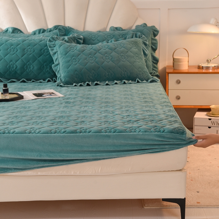 91家纺网 家纺一手货源 找家纺 甜之梦 2025新款牛奶绒夹棉防滑纯色床笠 湖绿