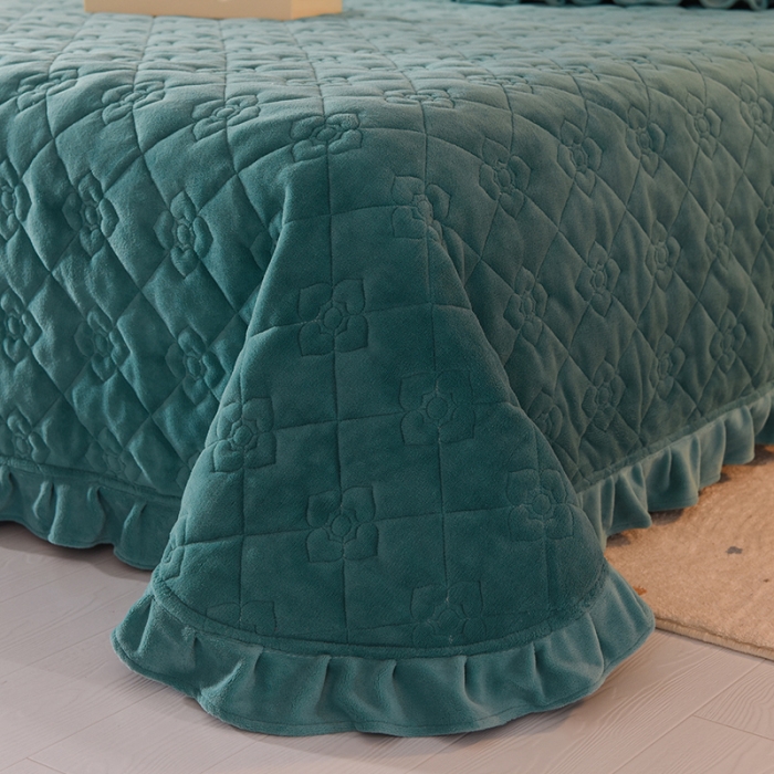 91家纺网 家纺一手货源 找家纺 甜之梦 2025新款纯色全棉夹棉防滑花边款床盖 湖绿