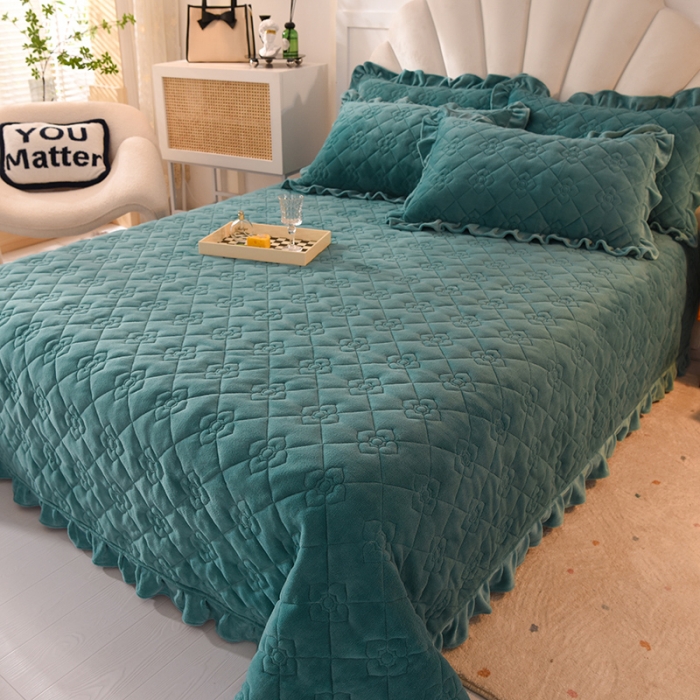 91家纺网 家纺一手货源 找家纺 甜之梦 2025新款纯色全棉夹棉防滑花边款床盖 湖绿