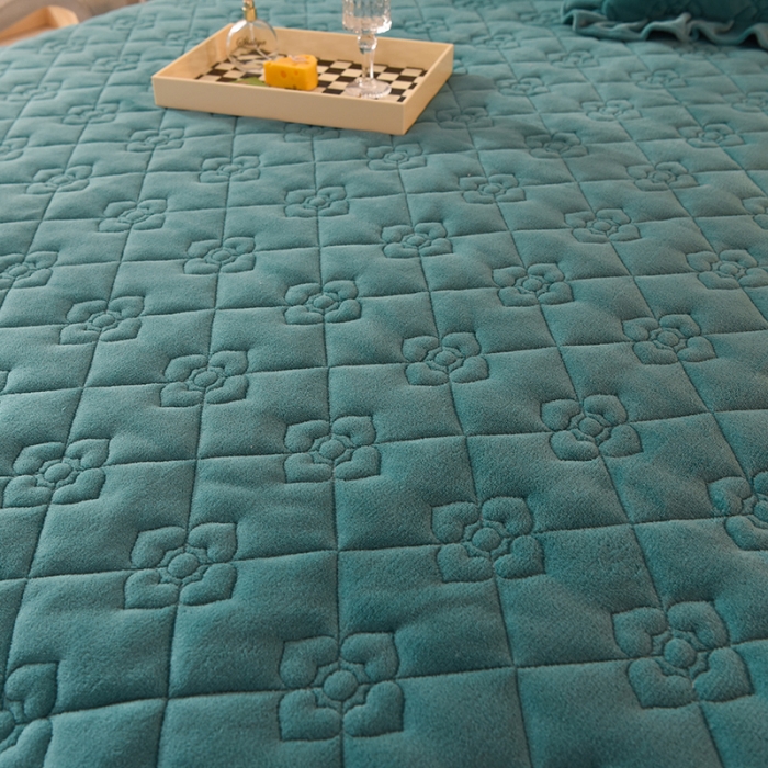 91家纺网 家纺一手货源 找家纺 甜之梦 2025新款纯色全棉夹棉防滑花边款床盖 湖绿