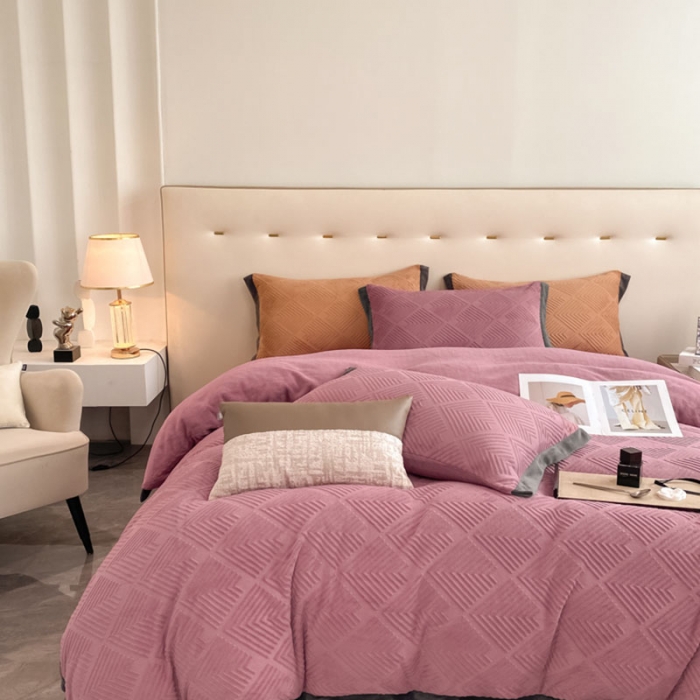 91家纺网 家纺一手货源 找家纺 金丝鸟 2022新款240g全消光牛奶绒宽边工艺雕花四件套 光年 豆沙