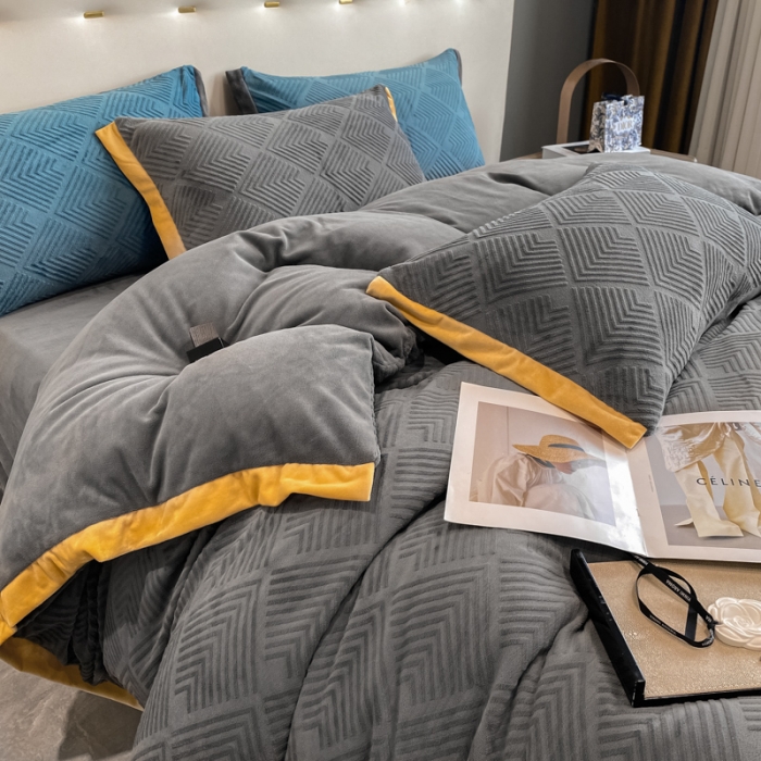 91家纺网 家纺一手货源 找家纺 金丝鸟 2022新款240g全消光牛奶绒宽边工艺雕花四件套 光年 深灰