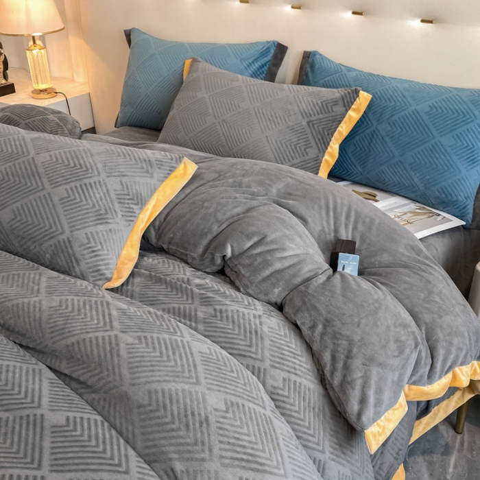 91家纺网 家纺一手货源 找家纺 金丝鸟 2022新款240g全消光牛奶绒宽边工艺雕花四件套 光年 深灰