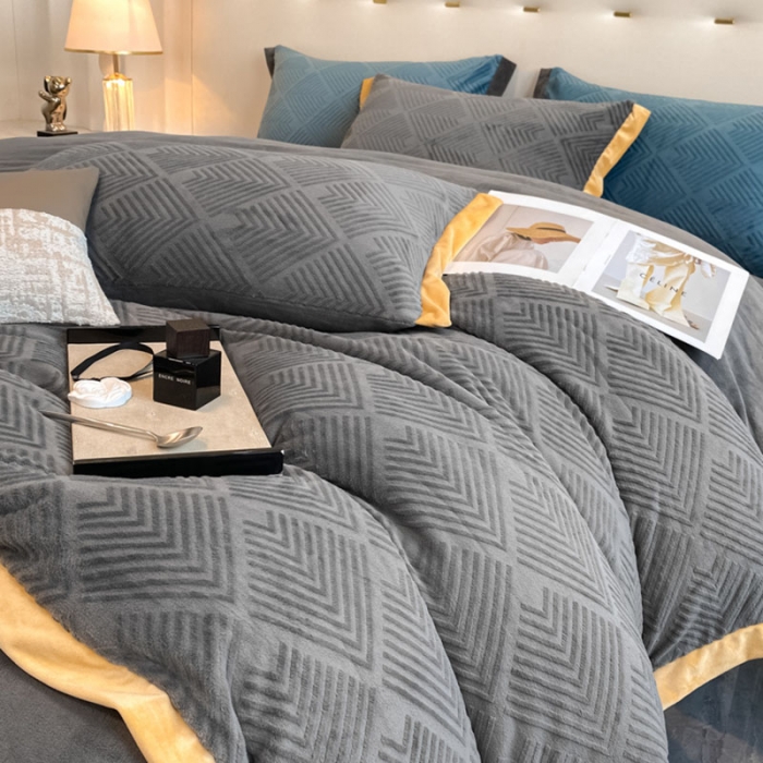 91家纺网 家纺一手货源 找家纺 金丝鸟 2022新款240g全消光牛奶绒宽边工艺雕花四件套 光年 深灰