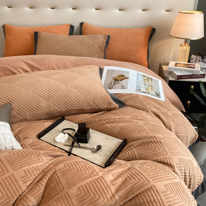 91家纺网 家纺一手货源 找家纺 金丝鸟 2022新款240g全消光牛奶绒宽边工艺雕花四件套 光年 驼