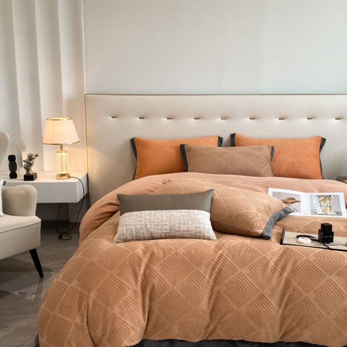 91家纺网 家纺一手货源 找家纺 金丝鸟 2022新款240g全消光牛奶绒宽边工艺雕花四件套 光年 驼