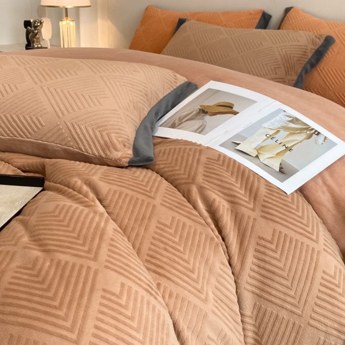 91家纺网 家纺一手货源 找家纺 金丝鸟 2022新款240g全消光牛奶绒宽边工艺雕花四件套 光年 驼