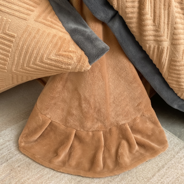 91家纺网 家纺一手货源 找家纺 金丝鸟 2022新款240g全消光牛奶绒宽边工艺雕花四件套 光年 驼