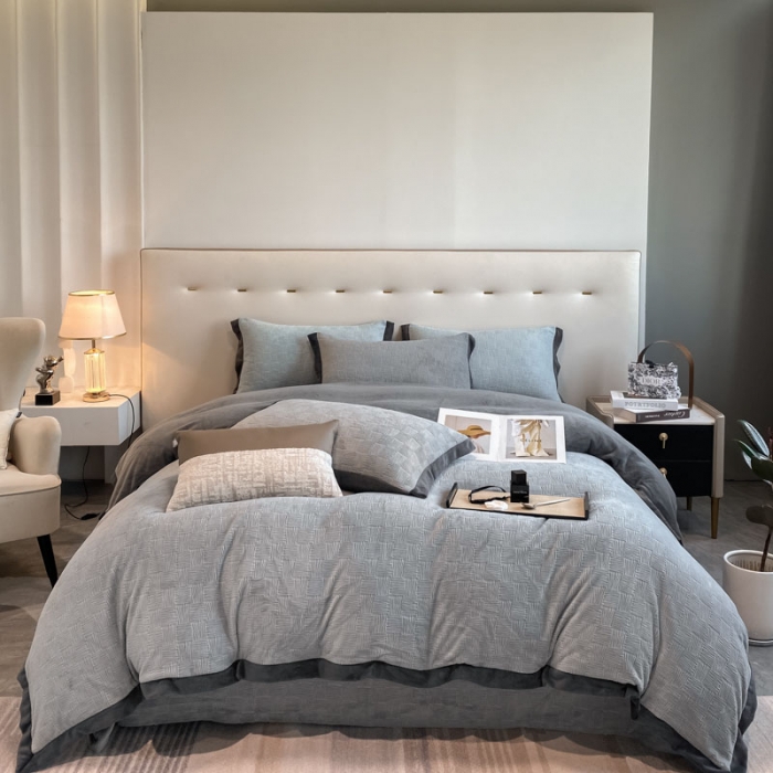 91家纺网 家纺一手货源 找家纺 金丝鸟 2022新款240g全消光牛奶绒宽边工艺雕花四件套 五律格 浅灰