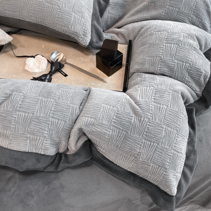 91家纺网 家纺一手货源 找家纺 金丝鸟 2022新款240g全消光牛奶绒宽边工艺雕花四件套 五律格 浅灰