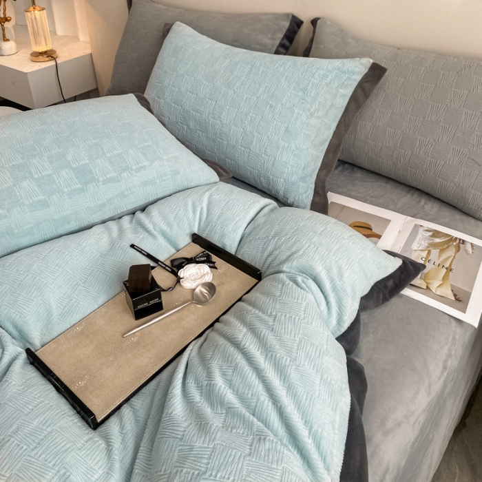 91家纺网 家纺一手货源 找家纺 金丝鸟 2022新款240g全消光牛奶绒宽边工艺雕花四件套 五律格 天蓝