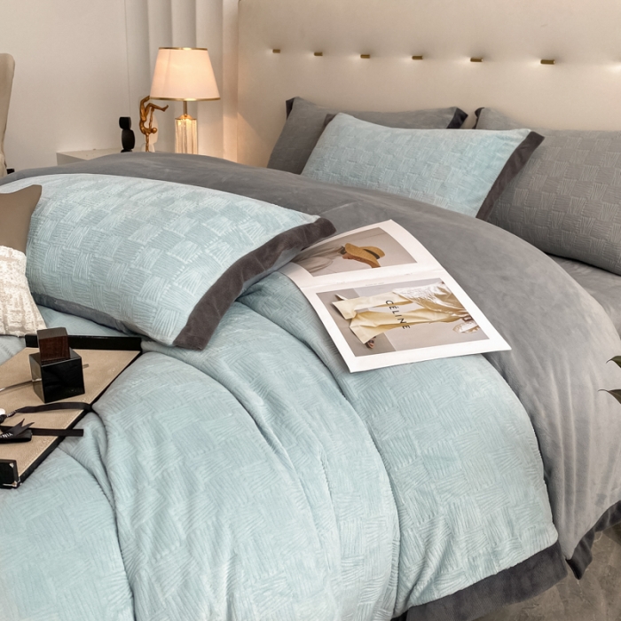 91家纺网 家纺一手货源 找家纺 金丝鸟 2022新款240g全消光牛奶绒宽边工艺雕花四件套 五律格 天蓝