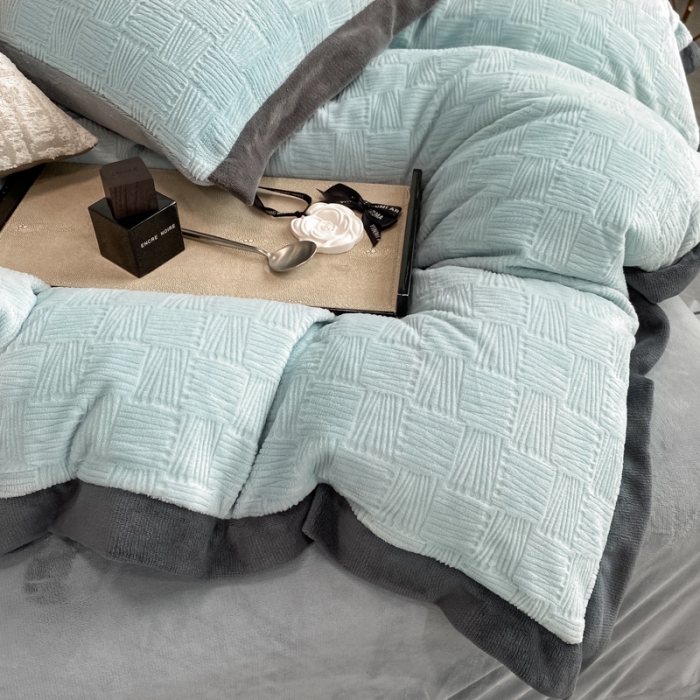 91家纺网 家纺一手货源 找家纺 金丝鸟 2022新款240g全消光牛奶绒宽边工艺雕花四件套 五律格 天蓝