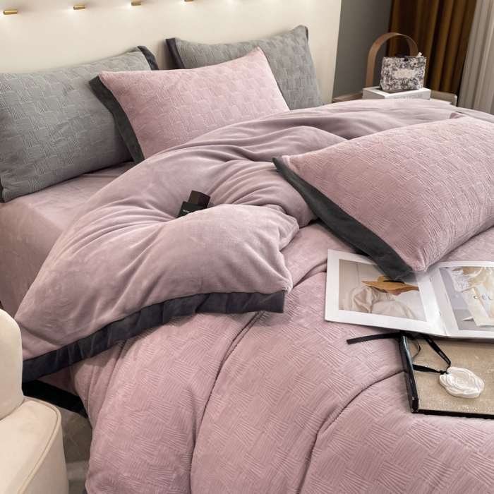 91家纺网 家纺一手货源 找家纺 金丝鸟 2022新款240g全消光牛奶绒宽边工艺雕花四件套 五律格 紫