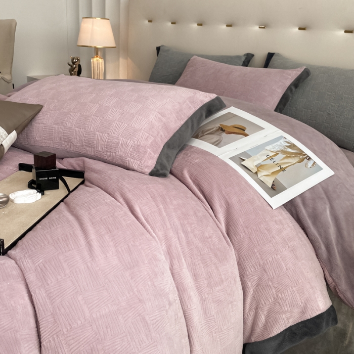 91家纺网 家纺一手货源 找家纺 金丝鸟 2022新款240g全消光牛奶绒宽边工艺雕花四件套 五律格 紫