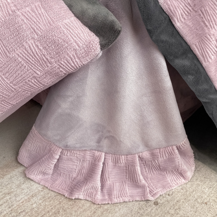 91家纺网 家纺一手货源 找家纺 金丝鸟 2022新款240g全消光牛奶绒宽边工艺雕花四件套 五律格 紫