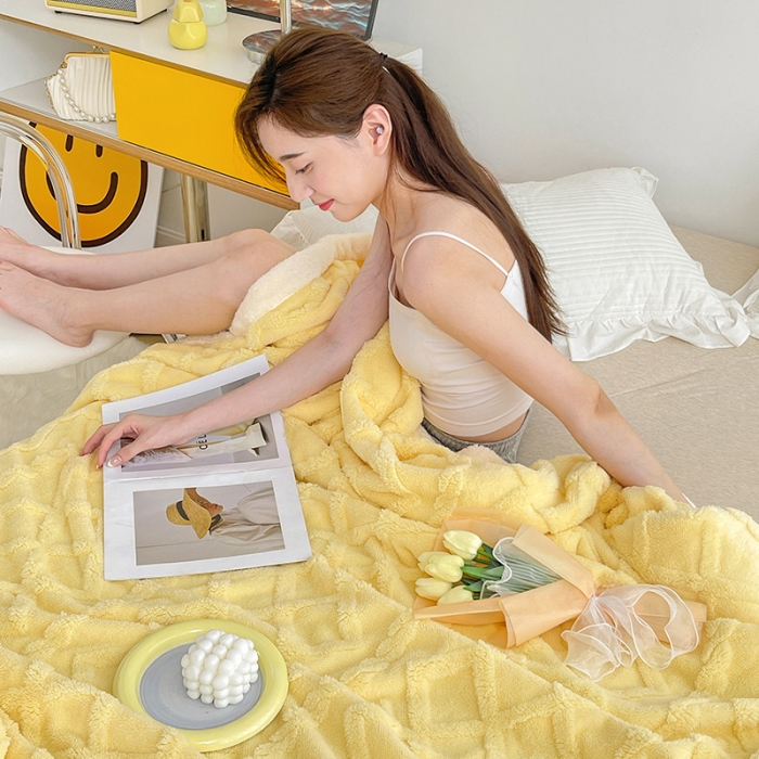 91家纺网 家纺一手货源 找家纺 澳梵 2022新款塔芙绒毛毯【蜜语-心语系列】 菱格-嫩黄