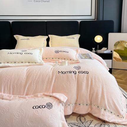 91家纺网 家纺一手货源 找家纺 祺瑞佳 2023 花颜-A类母婴 高克重超柔牛奶绒婴儿绒雕花烂花 刺绣绣花四件套 花漾