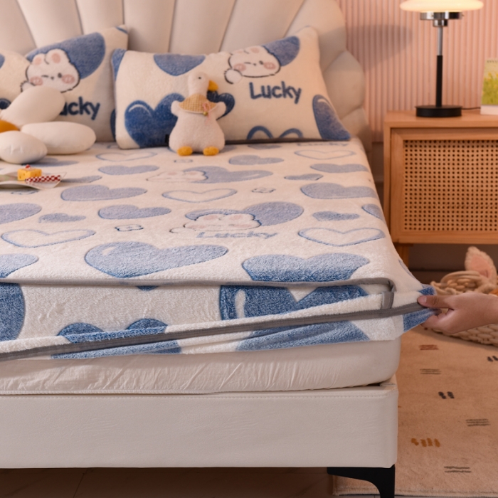 91家纺网 家纺一手货源 找家纺 慕梵 2022新款雪花绒印花卡通床笠 爱心兔