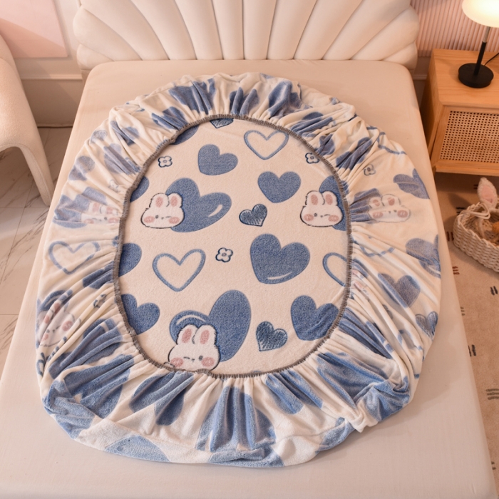 91家纺网 家纺一手货源 找家纺 慕梵 2022新款雪花绒印花卡通床笠 爱心兔