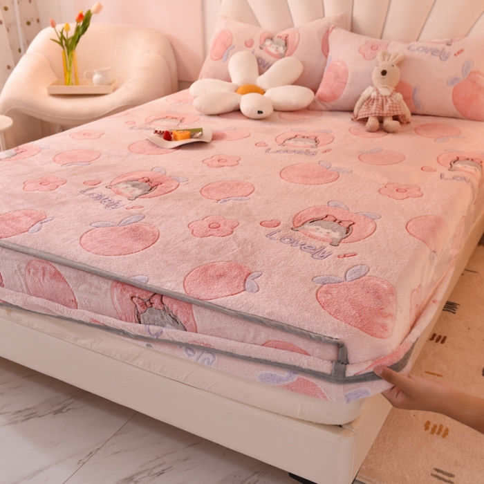 91家纺网 家纺一手货源 找家纺 慕梵 2022新款雪花绒印花卡通床笠 桃子少女