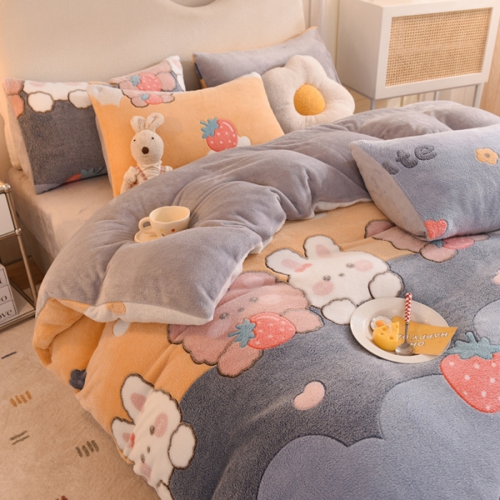 91家纺网 家纺一手货源 找家纺 慕梵 2022新款雪花绒卡通印花单被套 草莓兔
