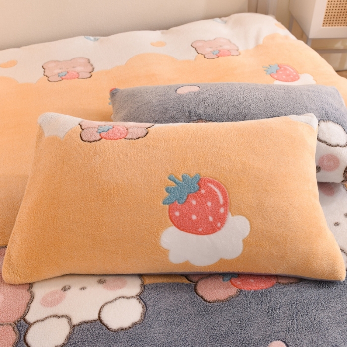 91家纺网 家纺一手货源 找家纺 慕梵 2022新款雪花绒卡通印花单被套 草莓兔