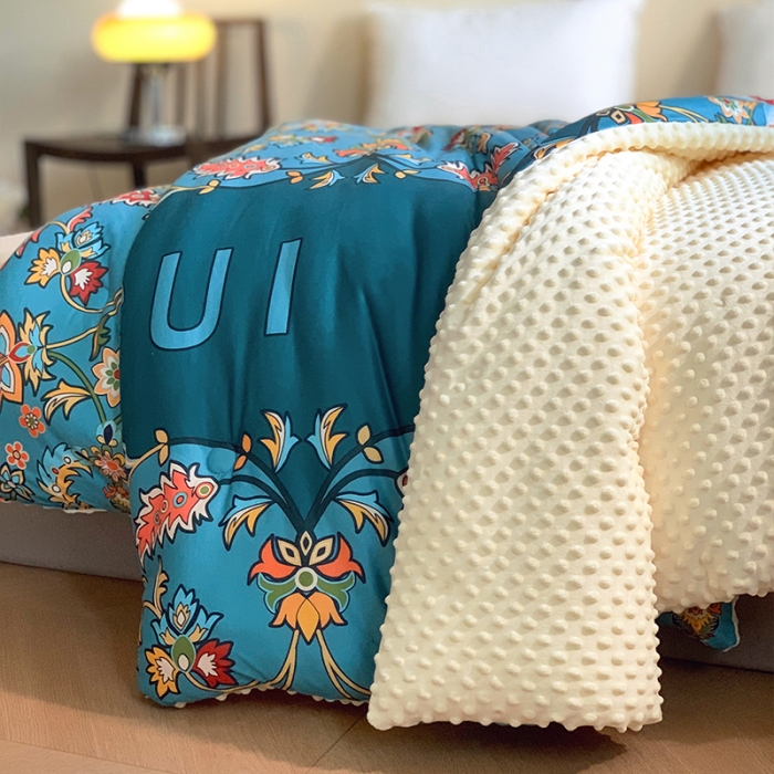 91家纺网 家纺一手货源 找家纺 花沐 2023新款针织棉大豆被豆豆被冬被被子 大版印花-湖蓝