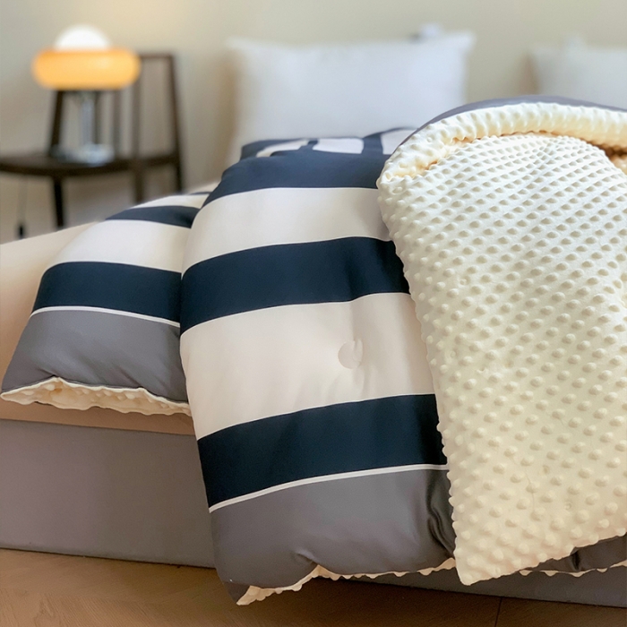 91家纺网 家纺一手货源 找家纺 花沐 2023新款针织棉大豆被豆豆被冬被被子 大版印花-条格