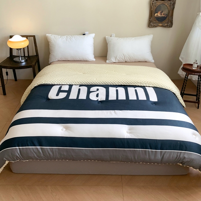 91家纺网 家纺一手货源 找家纺 花沐 2023新款针织棉大豆被豆豆被冬被被子 大版印花-条格