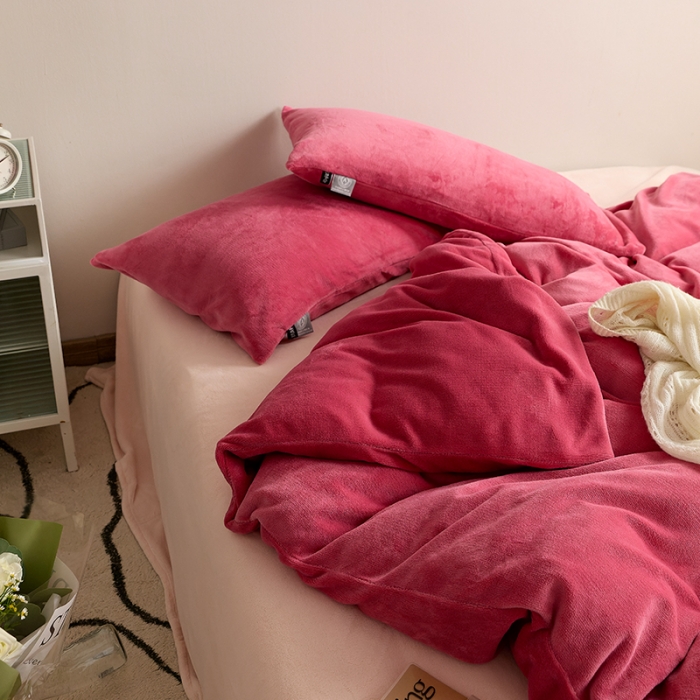 91家纺网 家纺一手货源 找家纺 花沐 2023新款博主风粉色系混搭牛奶绒四件套 冬日梅子