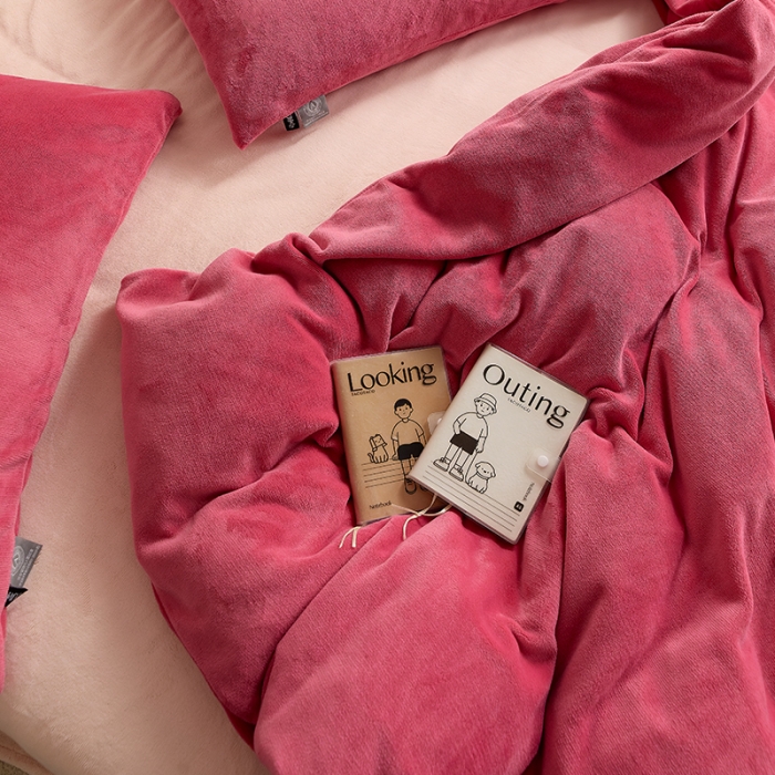 91家纺网 家纺一手货源 找家纺 花沐 2023新款博主风粉色系混搭牛奶绒四件套 冬日梅子