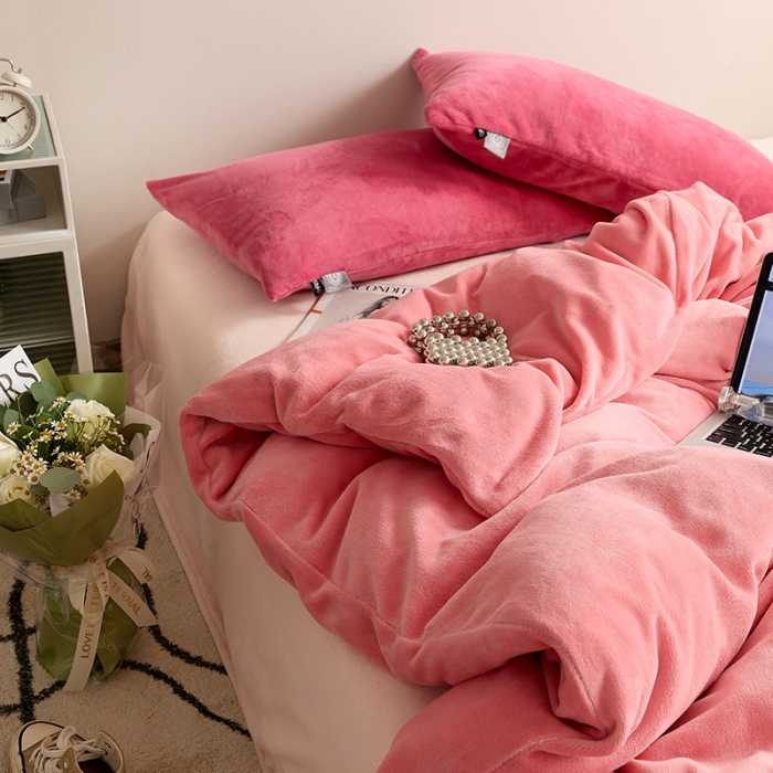 91家纺网 家纺一手货源 找家纺 花沐 2023新款博主风粉色系混搭牛奶绒四件套 贩卖温柔