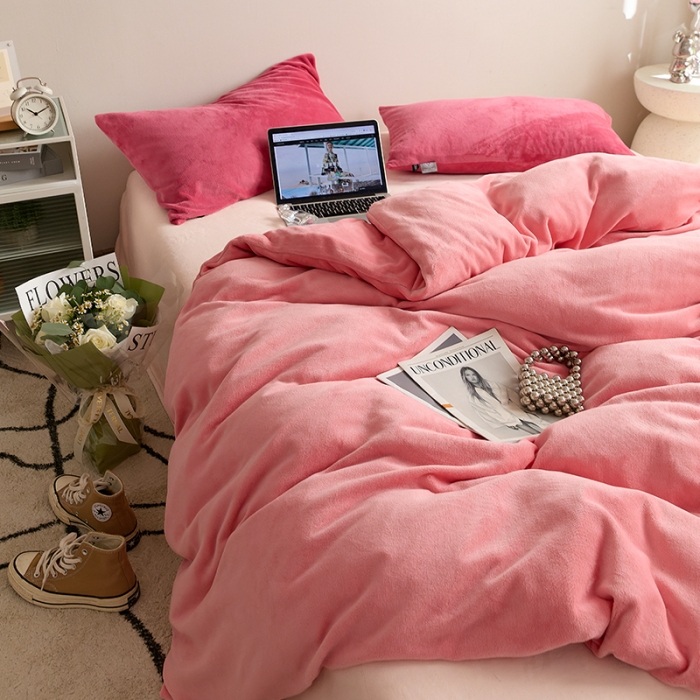 91家纺网 家纺一手货源 找家纺 花沐 2023新款博主风粉色系混搭牛奶绒四件套 贩卖温柔