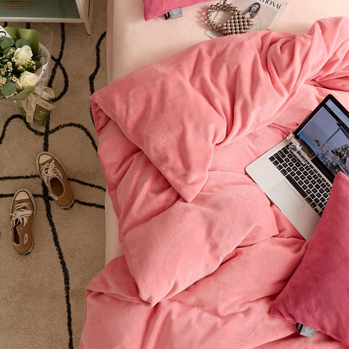 91家纺网 家纺一手货源 找家纺 花沐 2023新款博主风粉色系混搭牛奶绒四件套 贩卖温柔