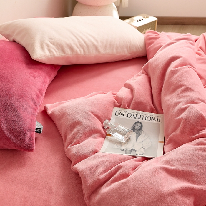 91家纺网 家纺一手货源 找家纺 花沐 2023新款博主风粉色系混搭牛奶绒四件套 莓莓情书