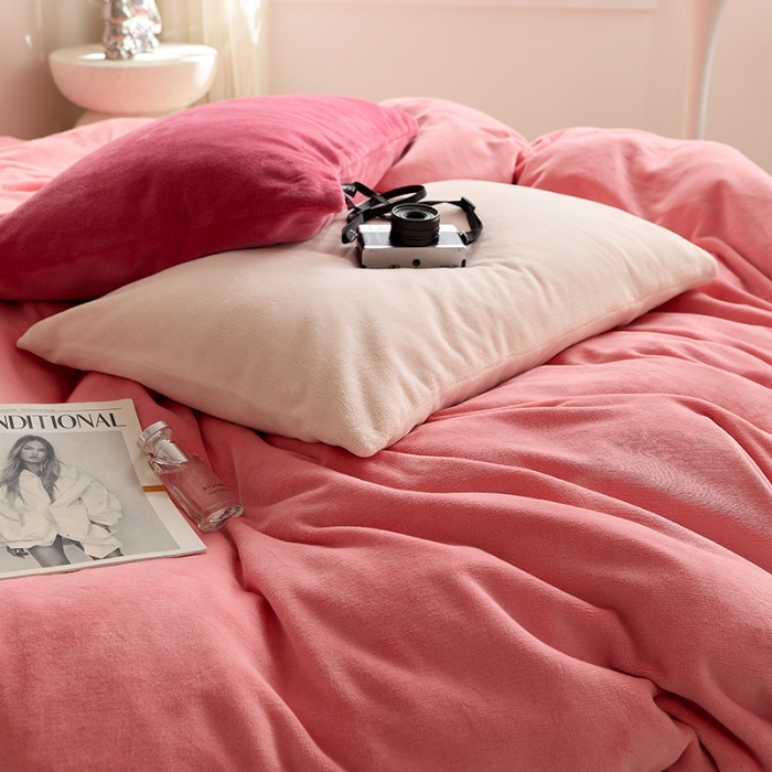 91家纺网 家纺一手货源 找家纺 花沐 2023新款博主风粉色系混搭牛奶绒四件套 莓莓情书