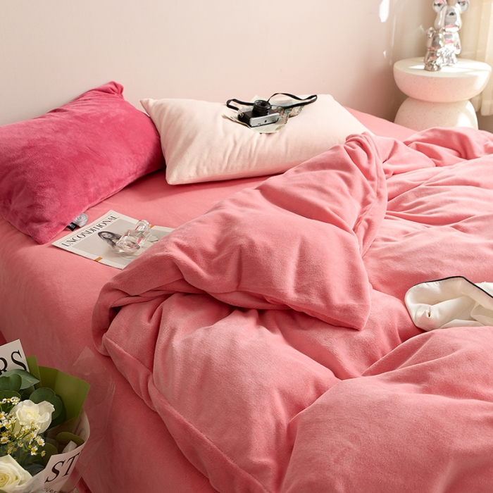 91家纺网 家纺一手货源 找家纺 花沐 2023新款博主风粉色系混搭牛奶绒四件套 莓莓情书