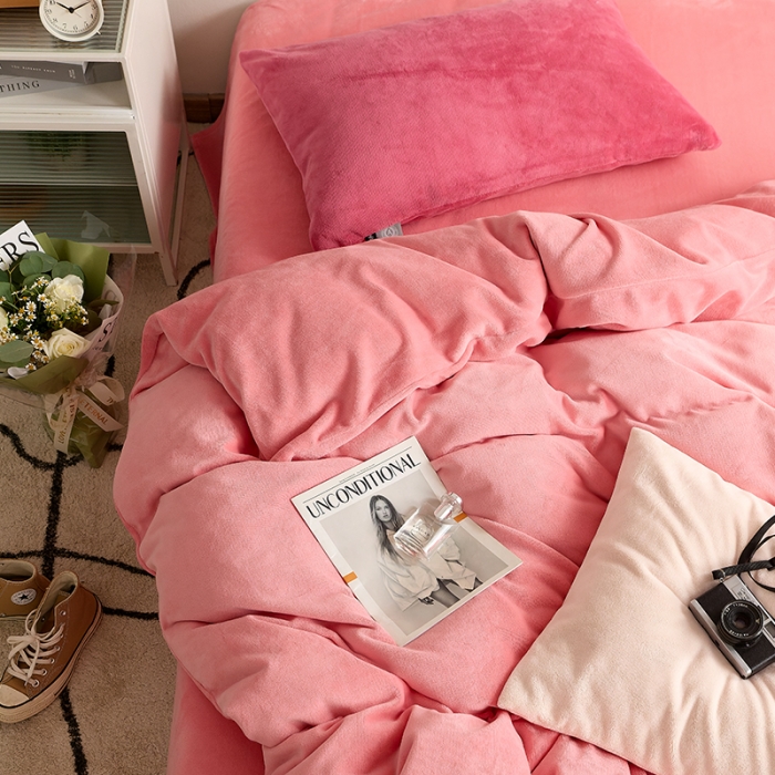 91家纺网 家纺一手货源 找家纺 花沐 2023新款博主风粉色系混搭牛奶绒四件套 莓莓情书